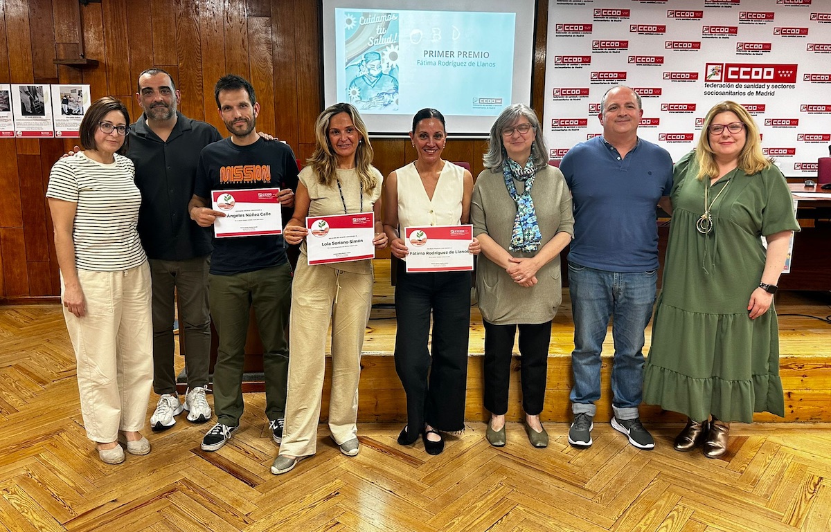 En la foto de izquierda a derecha: Lola Seguido (jurado); Ignacio Gómez (jurado); Borja González (2º Premio, recoge en nombre de Ángeles Núñez); Lola Soriano (Mención de Honor); Fátima Rodríguez (Primer Premio); Paloma López, secretaria general de CCOO Madrid; Mariano Martín-Maestro, secretario general de CCOO Sanidad Madrid; Mónica López (jurado)