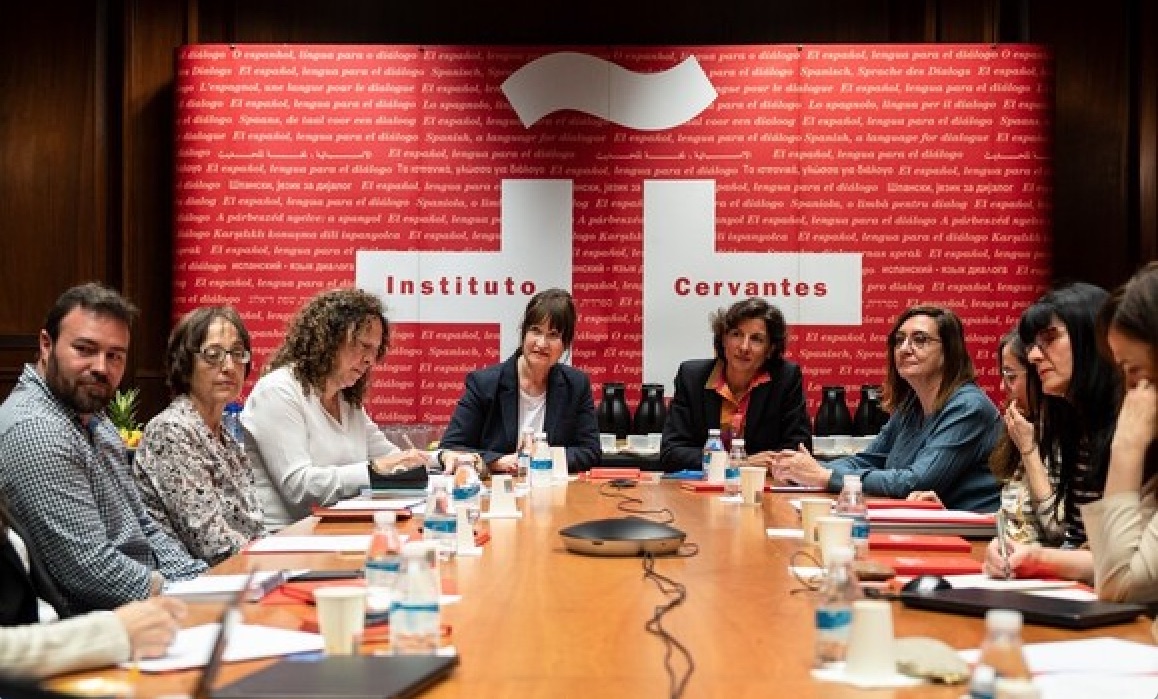 La directora Académica del Cervantes, Carmen Pastor (izda.), preside la mesa de la reunión junto a la representante en España de ACNUR, Sophie Muller, acompañadas de los equipos de ambas instituciones. © Instituto Cervantes / Pablo Rojo