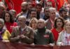 Mejoran las condiciones laborales y la protección por desempleo en España Yolanda Díaz, aplaudiendo, junto a María Jesús Montero detrás de Pepe Álvarez y Unai Sordo 1MAY2024