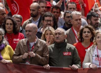 Yolanda Díaz, aplaudiendo, junto a María Jesús Montero detrás de Pepe Álvarez y Unai Sordo 1MAY2024