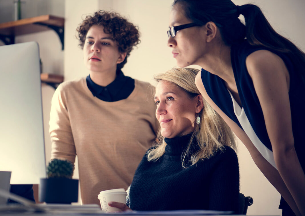 Mujeres trabajando en equipo ©123RF.jpg