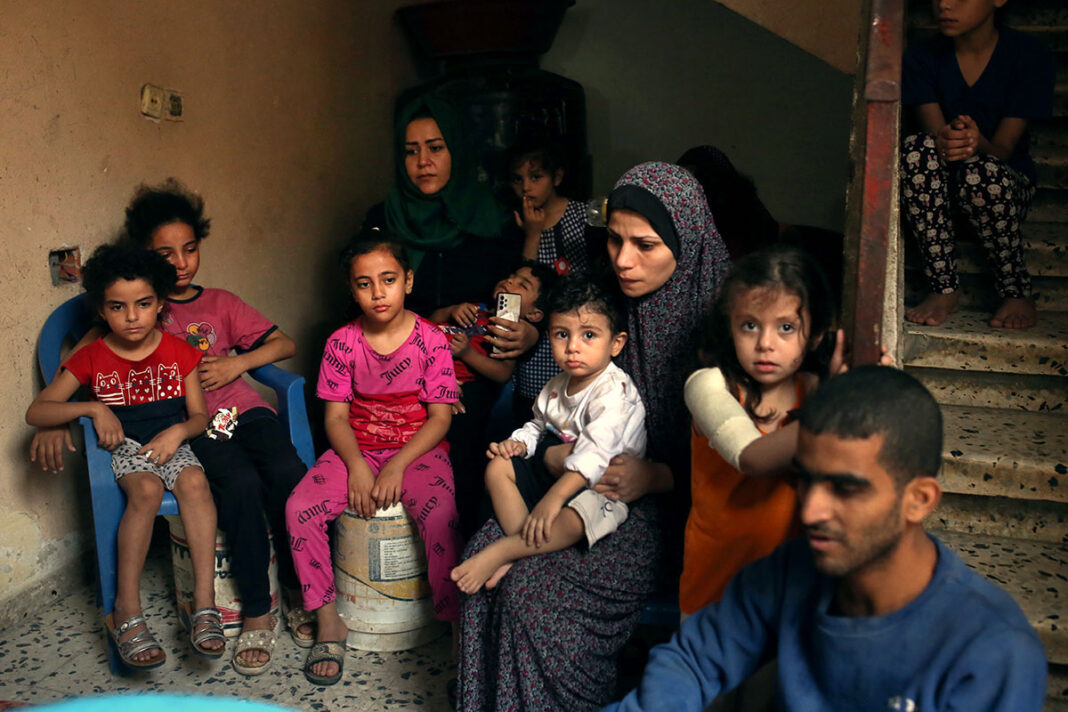 Más de un millón de mujeres y de niñas palestinas en Gaza afrontan un hambre devastadora sin apenas alimentos, agua potable ni acceso a letrinas operativas ni agua corriente, lo que las expone a riesgos que pueden ser mortales. © UN Women/Samar Abu Elouf