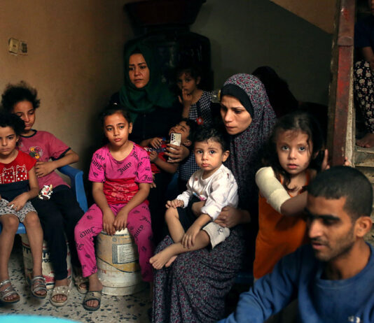 Más de un millón de mujeres y de niñas palestinas en Gaza afrontan un hambre devastadora sin apenas alimentos, agua potable ni acceso a letrinas operativas ni agua corriente, lo que las expone a riesgos que pueden ser mortales. © UN Women/Samar Abu Elouf