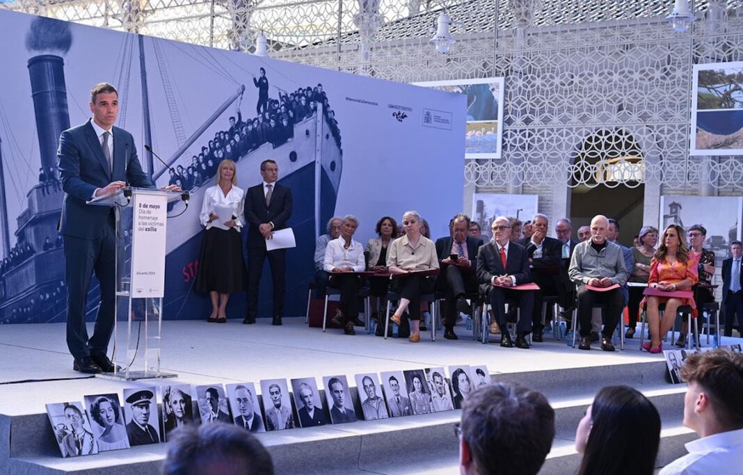 El presidente del Gobierno, Pedro Sánchez, durante su intervención en el acto institucional con motivo del Día de homenaje a las víctimas del exilio, celebrado en Alicante. Pool Moncloa / Borja Puig de la Bellacasa. Alicante 8.5.2024