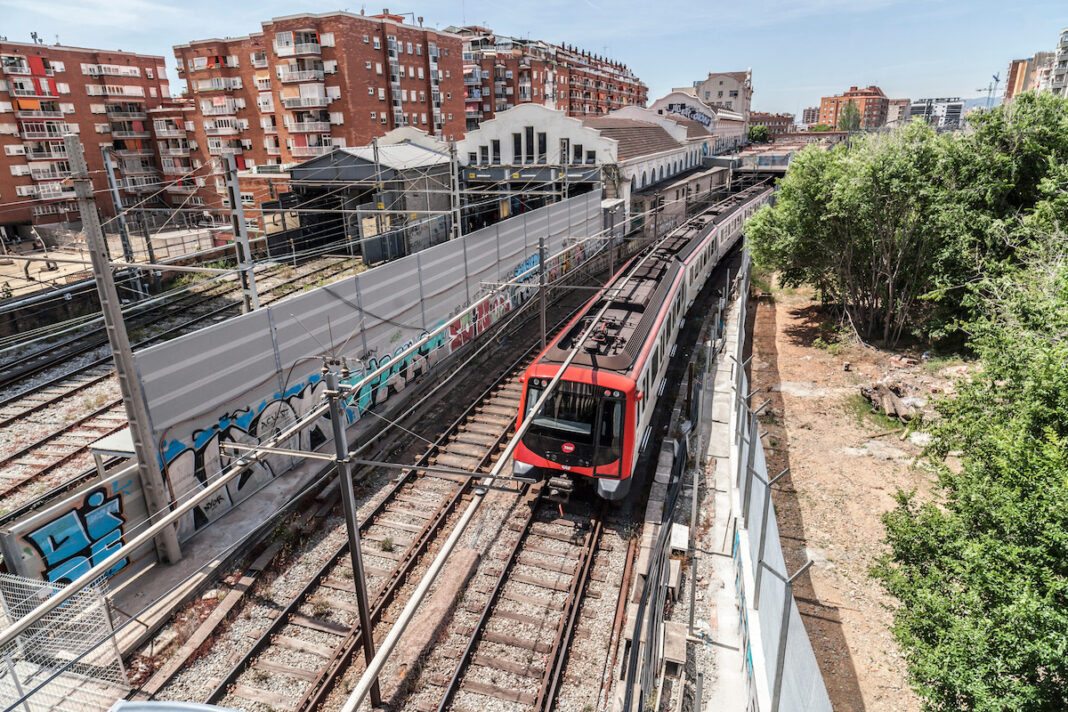 Trenes de cercanías en Cataluña @123RF