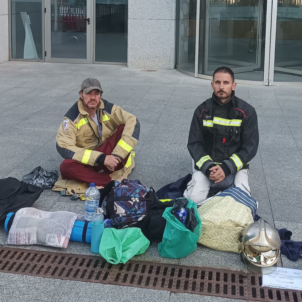 Leganés: los bomberos Charles y Ruben en huelga hambre delante del Ayuntamiento
