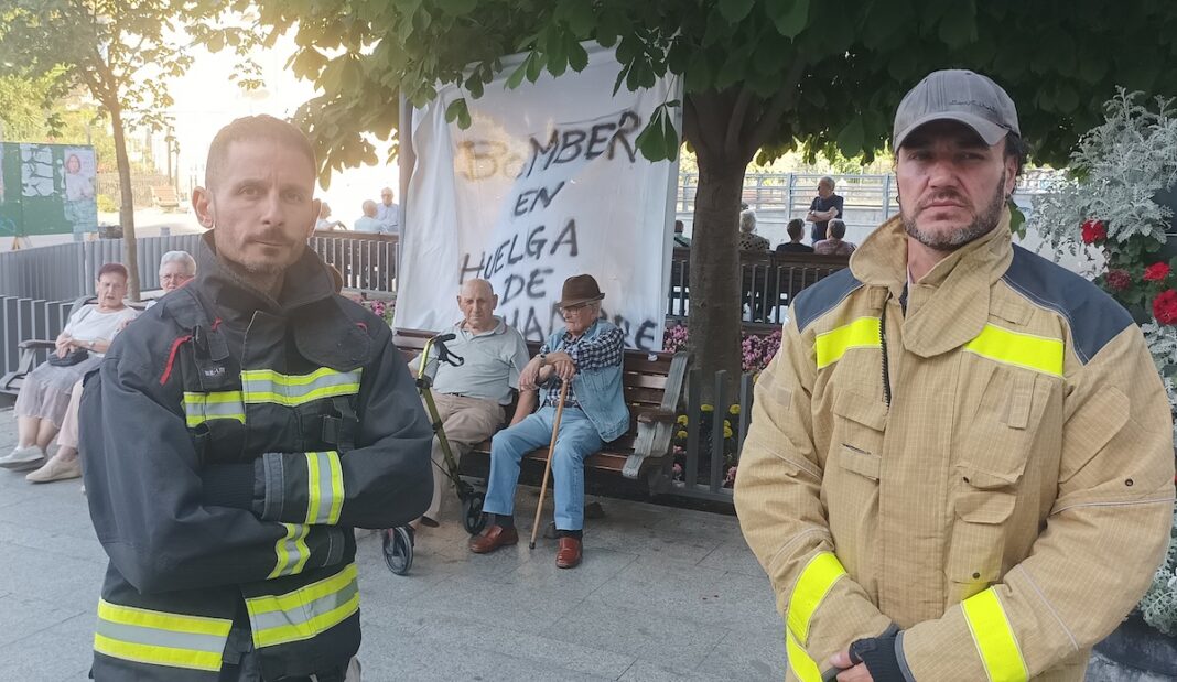 Leganés: los bomberos Charles y Ruben en huelga hambre delante del Ayuntamiento