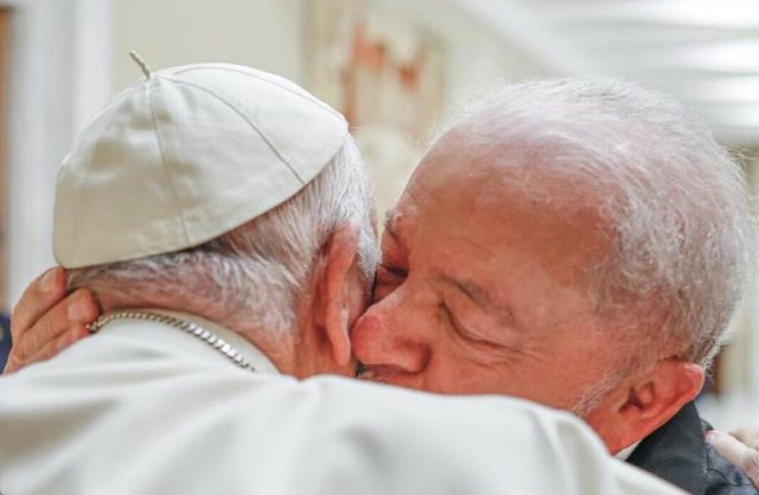 Lula da Silva se abraza con el papa Francisco ©Agencia Brasil