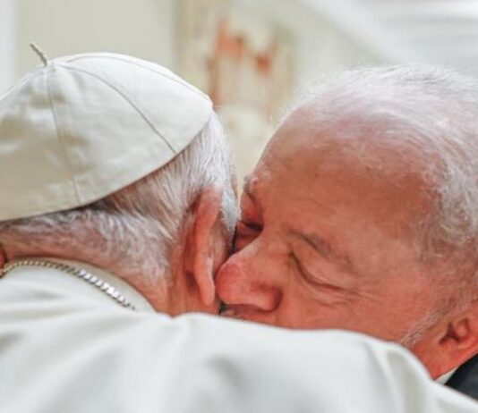 Lula da Silva se abraza con el papa Francisco ©Agencia Brasil