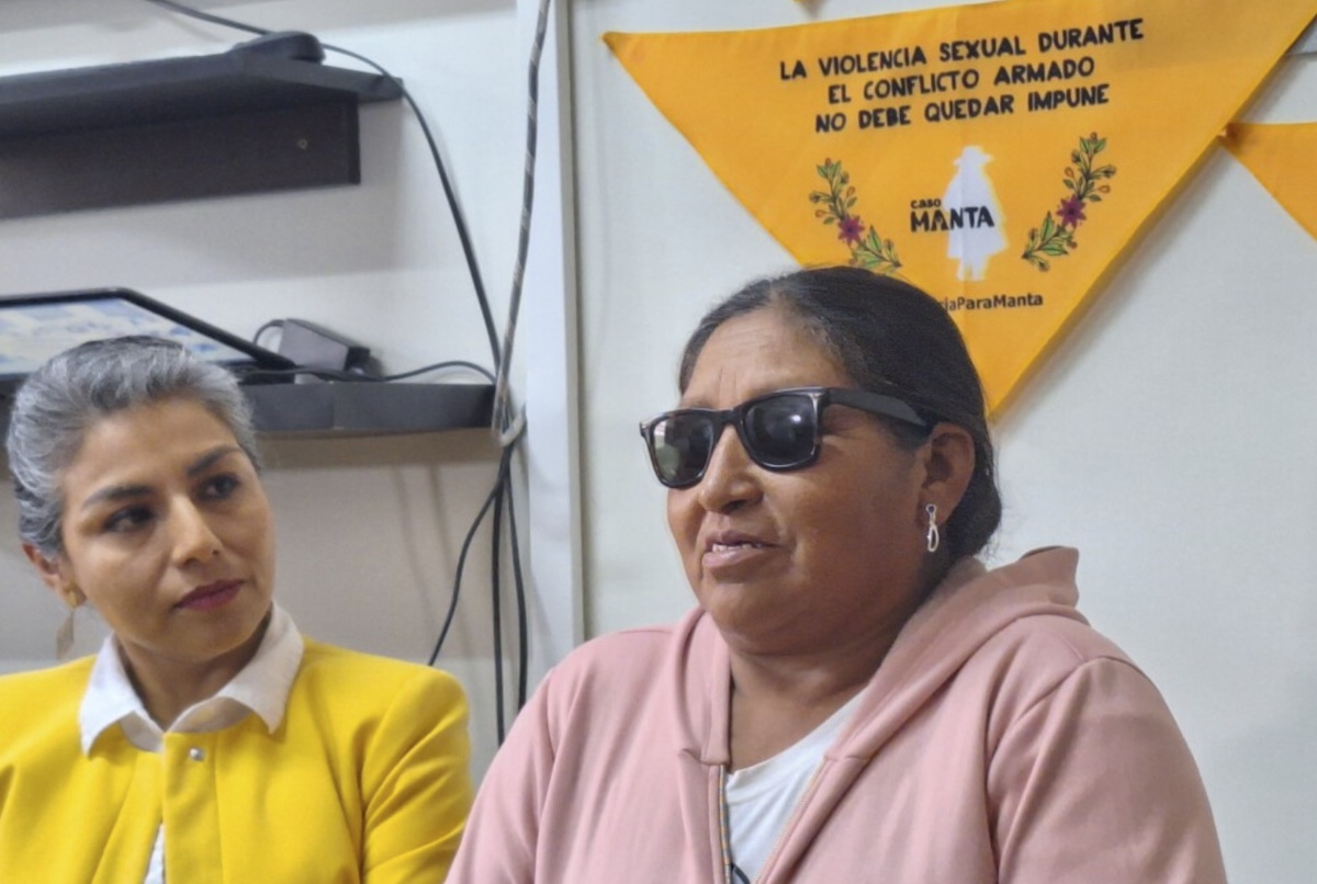 María, una de las nueve demandantes del caso Manta, víctimas de violencia sexual durante el conflicto armado interno que asoló Perú entre 1980-2000, ofrece un breve testimonio tras la sentencia que condenó a sus agresores, efectivos de una base militar, por delitos de lesa humanidad contra ellas, en una aldea campesina en el centro andino de Perú. Imagen: Mariela Jara / IPS