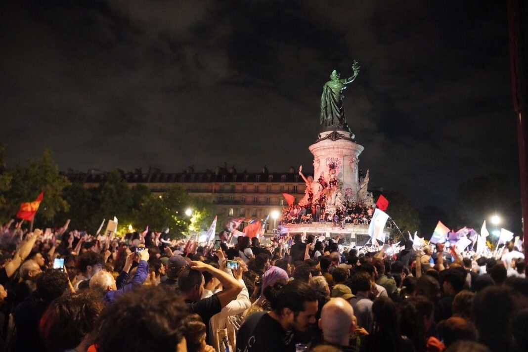 Francia, París, Plaza de la República, seguidores de del Nuevo Frente Popular en la noche electoral del 30JUN2024 ©JFZ