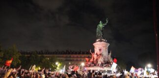 Francia, París, Plaza de la República, seguidores de del Nuevo Frente Popular en la noche electoral del 30JUN2024 ©JFZ
