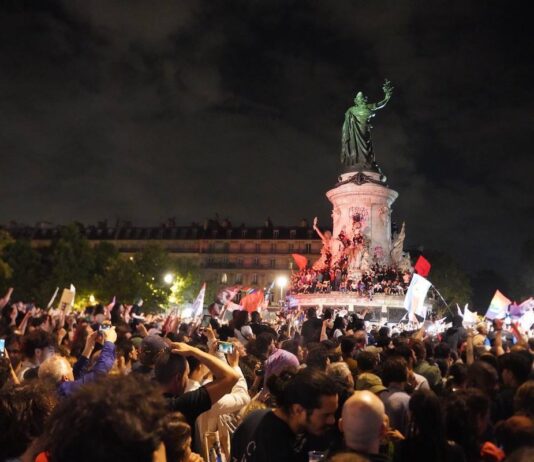 Francia, París, Plaza de la República, seguidores de del Nuevo Frente Popular en la noche electoral del 30JUN2024 ©JFZ