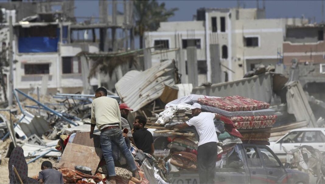 Gazatíes forzados a desplazarse por órdenes isralíes de evacuación llevan consigo todas las pertenencias que pueden sin saber a dónde dirigirse ©UNRWA