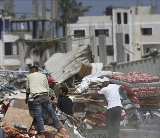 Gazatíes forzados a desplazarse por órdenes isralíes de evacuación llevan consigo todas las pertenencias que pueden sin saber a dónde dirigirse ©UNRWA
