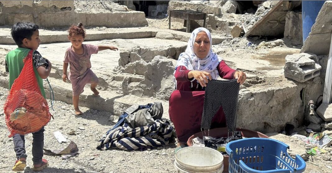 © UNRWA En la Franja de Gaza siguen escaseando el agua limpia y los alimentos nutritivos, lo que impulsa el aumento de las enfermedades y disminuye de los niveles de inmunidad de la población.