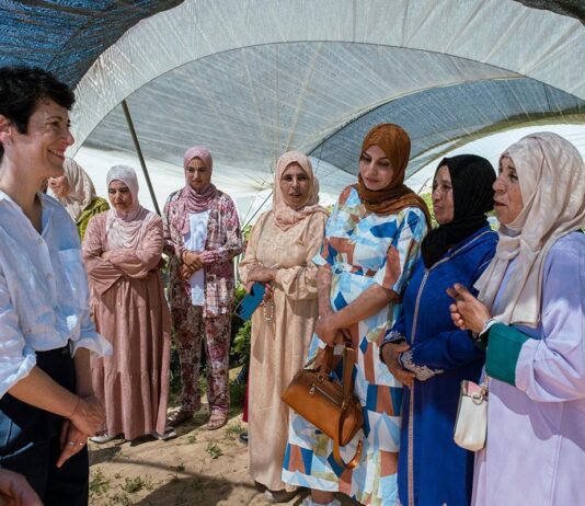 Elma Saiz con mujeres de «Wafira»