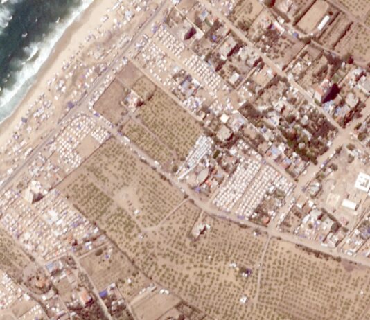 Gaza, Deir al-Balah, Area A, satélite muestra zona abarrotada de tiendas de campaña. 24MAY2024