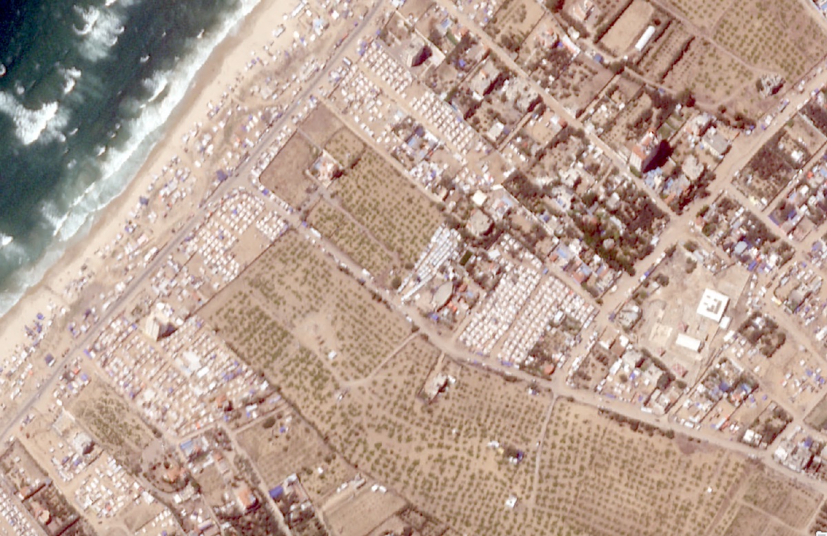 Gaza, Deir al-Balah, Area A, satélite muestra zona abarrotada de tiendas de campaña. 24MAY2024