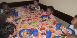 Un grupo de niños almuerza en una escuela pública en Itaboraí, a 50 kilómetros de Río de Janeiro, como parte del Programa Nacional de Alimentación Escolar, que debe destinar al menos 30 % de sus compras a la agricultura familiar local. ©Mario Osava / IPS