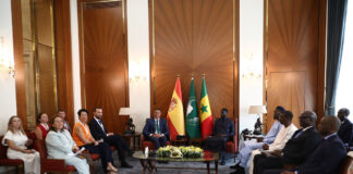 El presidente del Gobierno de España, Pedro Sánchez, y el presidente de la República del Senegal, Bassirou Diomaye Faye, junto a las delegaciones de ambos países. ©Pool Moncloa / Fernando Calvo. Dakar (República del Senegal) 29AGO2024