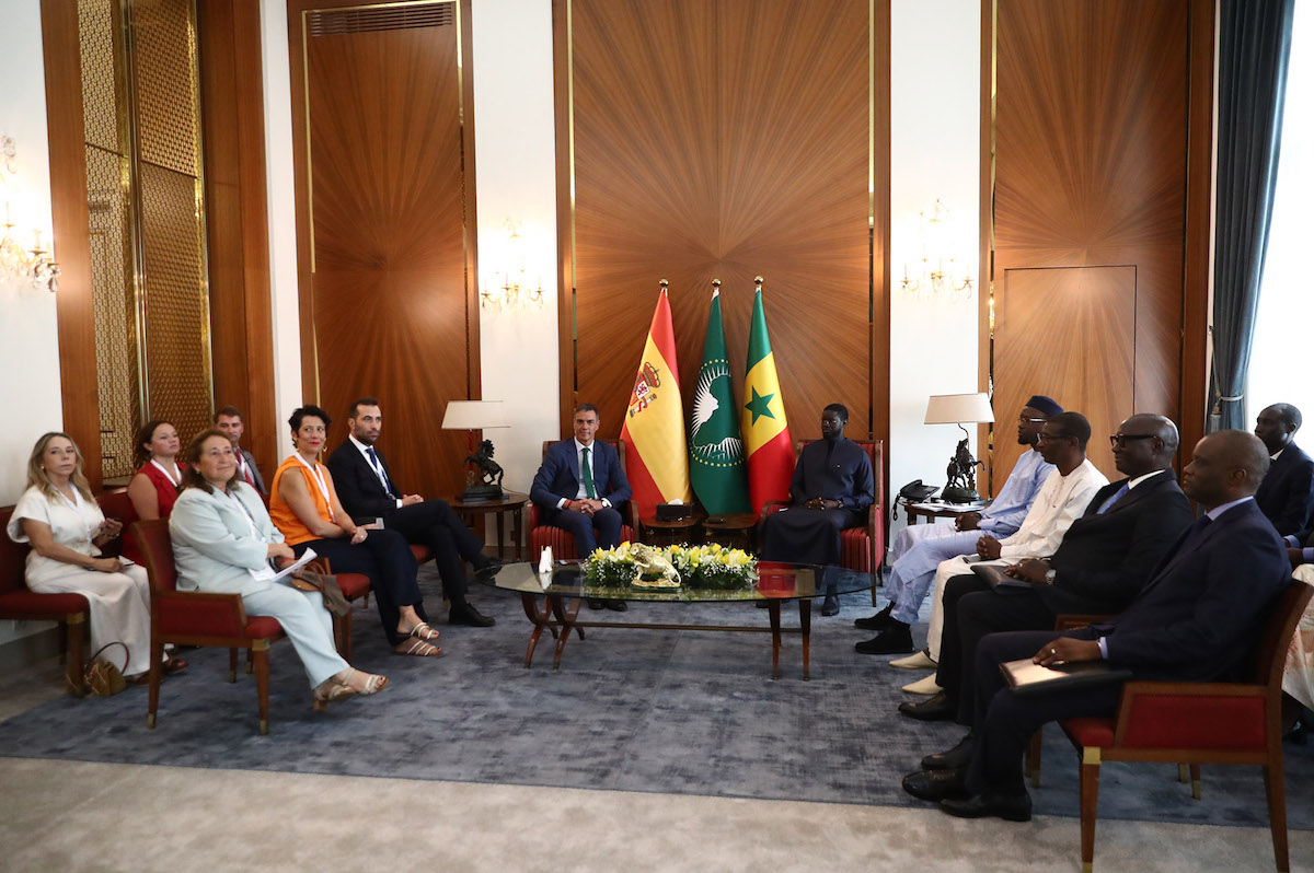 El presidente del Gobierno de España, Pedro Sánchez, y el presidente de la República del Senegal, Bassirou Diomaye Faye, junto a las delegaciones de ambos países. ©Pool Moncloa / Fernando Calvo. Dakar (República del Senegal) 29AGO2024