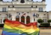 Bandera LGTBi ante la sede de la Asamblea Nacional de Bulgaria en Sofía