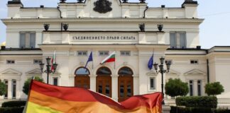 Bandera LGTBi ante la sede de la Asamblea Nacional de Bulgaria en Sofía