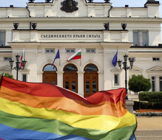 Bandera LGTBi ante la sede de la Asamblea Nacional de Bulgaria en Sofía