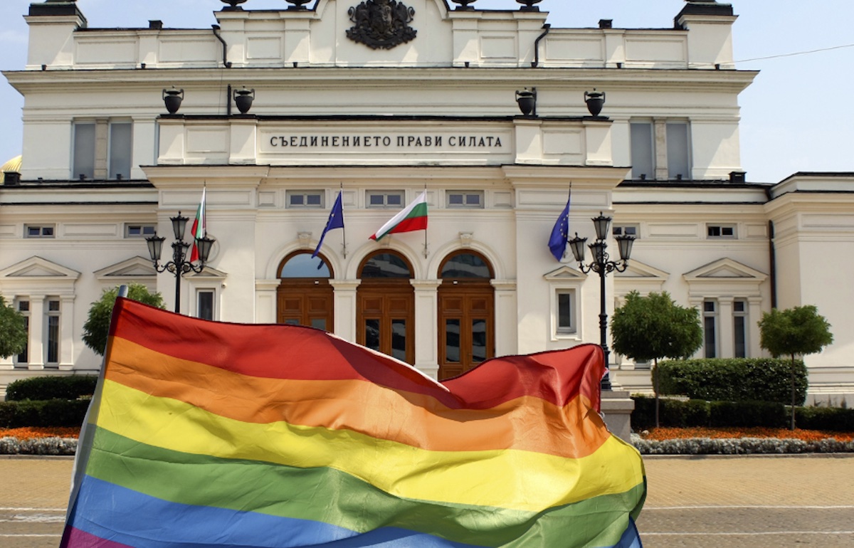 Bandera LGTBi ante la sede de la Asamblea Nacional de Bulgaria en Sofía