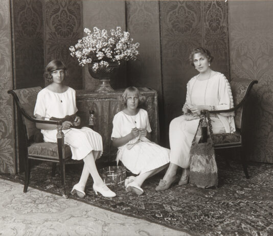 Franzen: la reina Victoria Eugenia haciendo ganchillo con las infantas