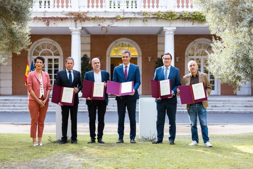 En la imagen la ministra Elma Saiz, Gerardo Cuerva (Cepyme), Unai Sordo (CCOO), el presidente Pedro Sánchez, Antonio Garamendi (CEOE) y Pepe Álvarez (UGT)