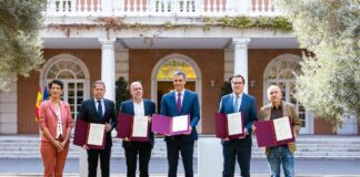 En la imagen la ministra Elma Saiz, Gerardo Cuerva (Cepyme), Unai Sordo (CCOO), el presidente Pedro Sánchez, Antonio Garamendi (CEOE) y Pepe Álvarez (UGT)