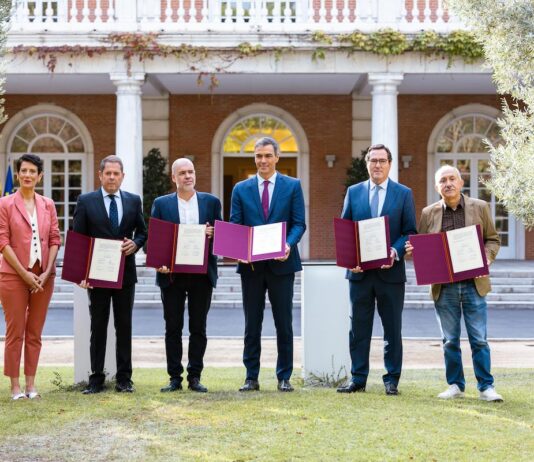 En la imagen la ministra Elma Saiz, Gerardo Cuerva (Cepyme), Unai Sordo (CCOO), el presidente Pedro Sánchez, Antonio Garamendi (CEOE) y Pepe Álvarez (UGT)