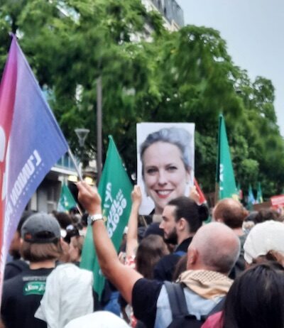 Manifestantes enarbolan el retrato de Lucie Castets y reclaman la dimisión de Macron