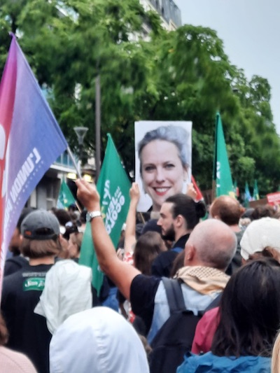 Manifestantes enarbolan el retrato de Lucie Castets y reclaman la dimisión de Macron