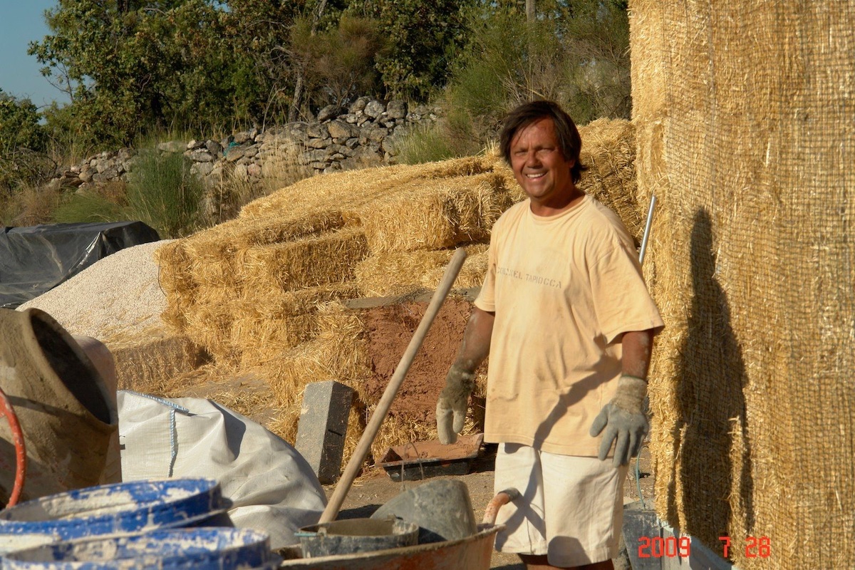 Quinta de Marvao construida con pacas de paja, Jorge Van Krieken en pleno proceso de autoconstrucción