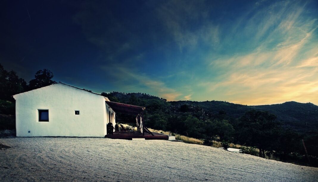 Quinta de Marvao con pacas de paja, atardecer en el valle de Marvao