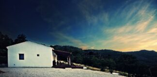 Quinta de Marvao con pacas de paja, atardecer en el valle de Marvao