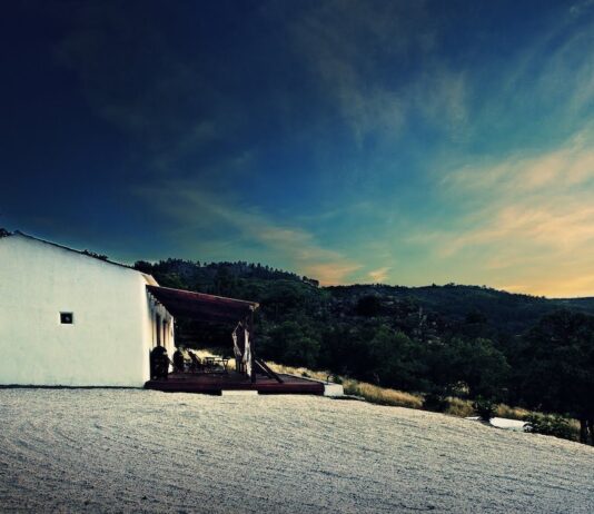 Quinta de Marvao con pacas de paja, atardecer en el valle de Marvao