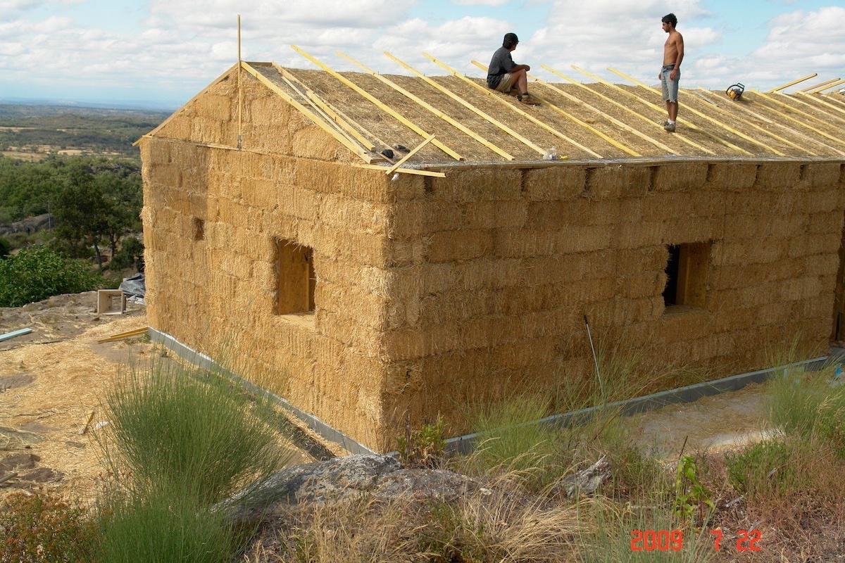 Quinta de Marvao construida con pacas de paja, tejado