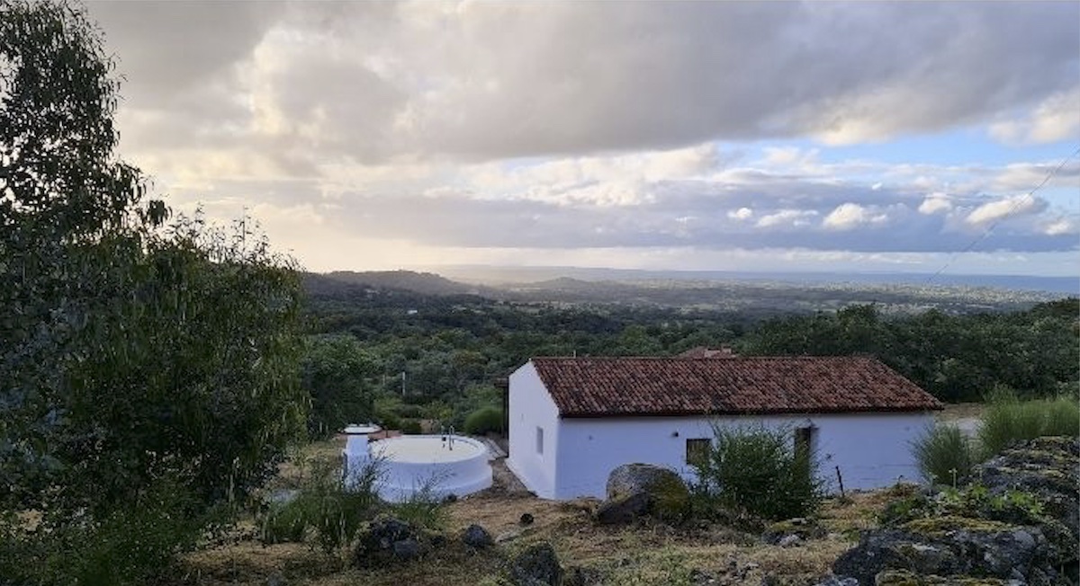 Quinta de Marvao construida con pacas de paja, vistas panorámicas