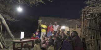 Residentes en una zona rural de Tanzania disfrutan la televisión alimentada con una instalación de energía solar ©Mobisol