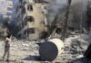 © UNICEF/Dar al Mussawir/Ramzi Haidar Una mujer camina frente a un edificio destruido por los bombardeos israelíes en el sur de Beirut.