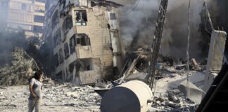 © UNICEF/Dar al Mussawir/Ramzi Haidar Una mujer camina frente a un edificio destruido por los bombardeos israelíes en el sur de Beirut.