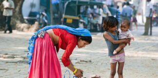 India: mujer en sari vende baratijas en una calle de Fort Cochin (Kochin), Kerala. Fort Cochin (Kochin), Kerala. 25FEB2013 ©123RF