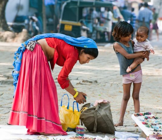 India: mujer en sari vende baratijas en una calle de Fort Cochin (Kochin), Kerala. Fort Cochin (Kochin), Kerala. 25FEB2013 ©123RF