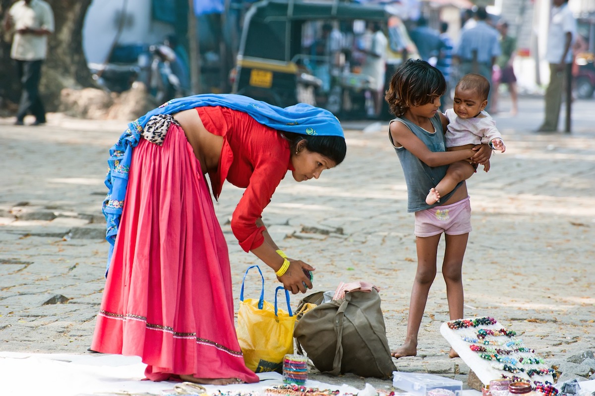 India: mujer en sari vende baratijas en una calle de Fort Cochin (Kochin), Kerala. Fort Cochin (Kochin), Kerala. 25FEB2013 ©123RF