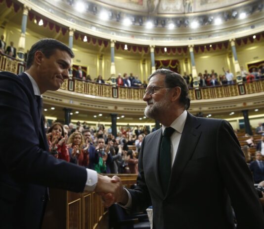 Pedro Sánchez recibe la felicitación de Mariano Rajoy tras la moción de censura. 1JUN2018