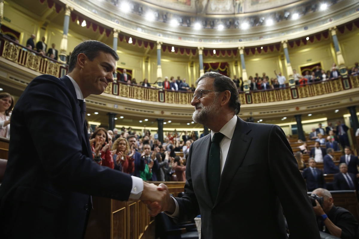 Pedro Sánchez recibe la felicitación de Mariano Rajoy tras la moción de censura. 1JUN2018